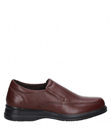 Zapato marrón de cuero para hombre, estilo mocasín clásico, ideal para atuendos semi-formales.