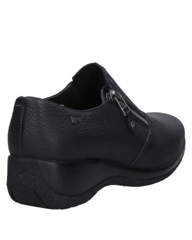Calzado casual negro de cuero con cierre decorativo, perfecto para un look relajado y estilizado.