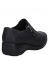 Calzado casual negro de cuero con cierre decorativo, perfecto para un look relajado y estilizado.