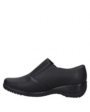 Elegante zapato negro de cuero para mujer, ideal para combinar con jeans o faldas midi en ocasiones informales.
