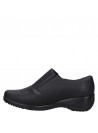 Elegante zapato negro de cuero para mujer, ideal para combinar con jeans o faldas midi en ocasiones informales.