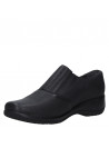Zapato de cuero negro para mujer, versátil y cómodo, con ajuste fácil gracias a su banda elástica.