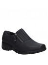 Calzado casual negro de cuero con diseño limpio, cierre decorativo lateral, perfecto para el día a día.