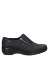 Zapato negro de cuero para mujer con banda elástica en el empeine, ideal para un estilo casual y urbano.