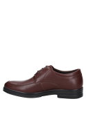 Detalle del zapato Derby marrón en cuero para hombre, ideal para ocasiones formales.