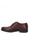 Detalle del zapato Derby marrón en cuero para hombre, ideal para ocasiones formales.