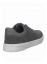 zapatilla masculina gris de estilo casual, combina cuero y materiales sintéticos.