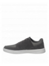 calzado gris con taco plano de 4.5 cm y punta redonda, ideal para uso diario.