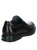 Calzado casual negro de cuero, horma amplia y diseño anatómico para confort.