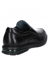 Calzado casual negro de cuero, horma amplia y diseño anatómico para confort.