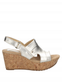 Sandalia oro de cuero para mujer, con diseño abierto que ofrece confort y estilo.