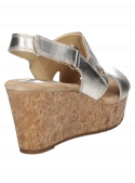 Calzado de cuero oro con plataforma, perfecto para un look casual y cómodo.