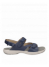 Sandalia azul de cuero, estilo casual para mujer, proporciona confort con su taco plano y diseño abierto.