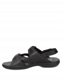 Calzado de cuero negro femenino, ideal para un estilo casual con punta abierta.