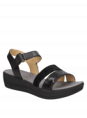 Sandalia negra de cuero para mujer, estilo relajado, con taco bajo y punta abierta, perfecta para uso diario.