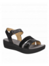 Sandalia negra de cuero para mujer, estilo relajado, con taco bajo y punta abierta, perfecta para uso diario.