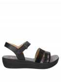 Calzado femenino de cuero negro, tipo sandalia informal, con taco plano de 5 cm y diseño abierto.