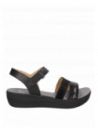 Calzado femenino de cuero negro, tipo sandalia informal, con taco plano de 5 cm y diseño abierto.