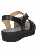 Sandalia de cuero negro para mujer, estilo casual, con taco plano y diseño abierto que brinda comodidad.