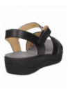 Sandalia de cuero negro para mujer, estilo casual, con taco plano y diseño abierto que brinda comodidad.