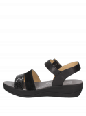 Calzado informal femenino en cuero negro, diseño de sandalia con taco bajo y punta abierta, ideal para el día a día.