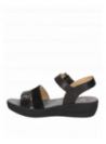 Calzado informal femenino en cuero negro, diseño de sandalia con taco bajo y punta abierta, ideal para el día a día.