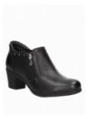 Cuero negro en botín casual de mujer, estilo urbano con remaches y relieve reptil, versátil para cualquier atuendo informal.