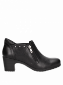 Botín negro de cuero para mujer, sofisticado y cómodo, con relieve reptil y cierre práctico, perfecto para el día a día.