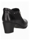 Botín casual de cuero negro con diseño moderno, cierre lateral y detalles chic, ideal para combinar con jeans o faldas.