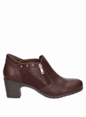 Botín de mujer en cuero marrón, estilo casual, con cremallera lateral y textura reptil distintiva.
