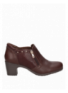 Botín de mujer en cuero marrón, estilo casual, con cremallera lateral y textura reptil distintiva.