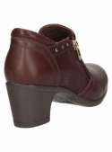 Botín marrón casual de cuero para mujer, sofisticado con relieve reptil y detalles metálicos chic.