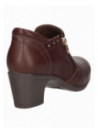 Botín marrón casual de cuero para mujer, sofisticado con relieve reptil y detalles metálicos chic.